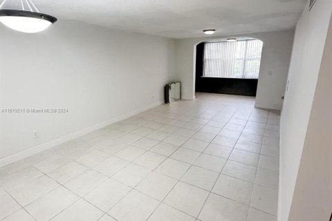 Condominio en venta en Lauderdale Lakes, Florida, 2 dormitorios, 93.83 m2 № 1407800 - foto 3