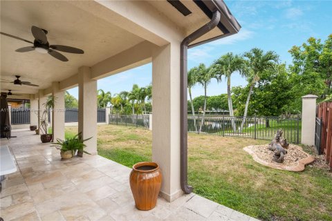 House in Miami, Florida 4 bedrooms, 221.29 sq.m. № 1176317 - photo 26