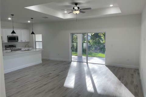 Casa en venta en Lehigh Acres, Florida, 3 dormitorios № 808355 - foto 4