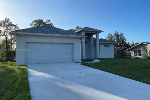 House in Lehigh Acres, Florida 3 bedrooms № 808355 - photo 2