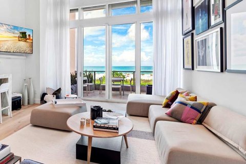 Penthouse in IL VILLAGGIO in Miami Beach, Florida 3 bedrooms, 240 sq.m. № 102599 - photo 1