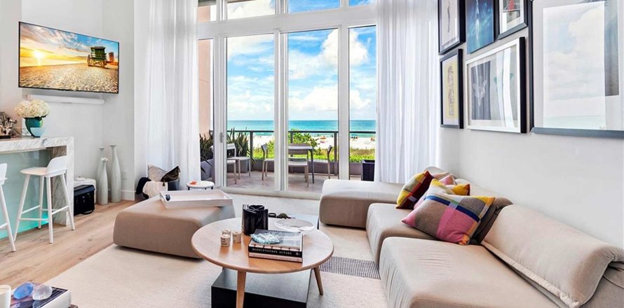 Penthouse in IL VILLAGGIO in Miami Beach, Florida 3 bedrooms, 240 sq.m. № 102599
