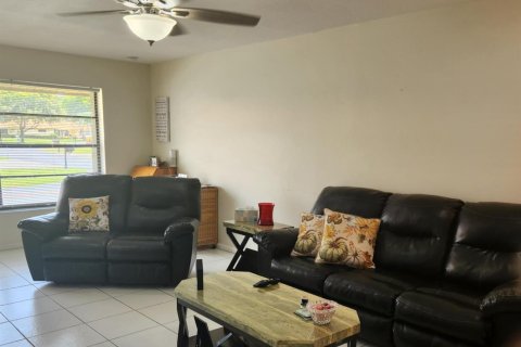 House in Boynton Beach, Florida 2 bedrooms, 130.06 sq.m. № 1132904 - photo 11