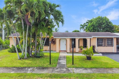 Villa ou maison à vendre à Miami, Floride: 4 chambres, 173.91 m2 № 1384331 - photo 1