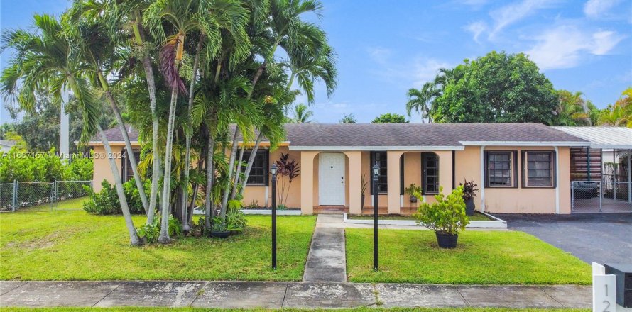 Villa ou maison à Miami, Floride 4 chambres, 173.91 m2 № 1384331