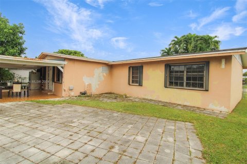 House in Miami, Florida 4 bedrooms, 173.91 sq.m. № 1384331 - photo 29