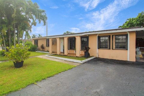 Villa ou maison à vendre à Miami, Floride: 4 chambres, 173.91 m2 № 1384331 - photo 2