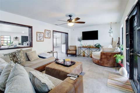 House in Miami, Florida 4 bedrooms, 173.91 sq.m. № 1384331 - photo 20