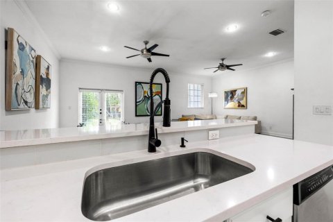 Adosado en venta en Tampa, Florida, 3 dormitorios, 247.68 m2 № 1266530 - foto 9