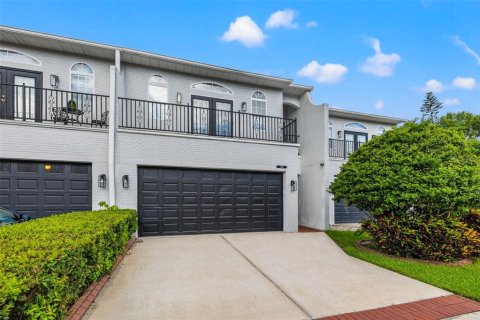 Townhouse in Tampa, Florida 3 bedrooms, 247.68 sq.m. № 1266530 - photo 1