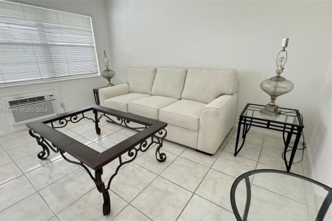 Condo in West Palm Beach, Florida, 1 bedroom  № 1269498 - photo 14