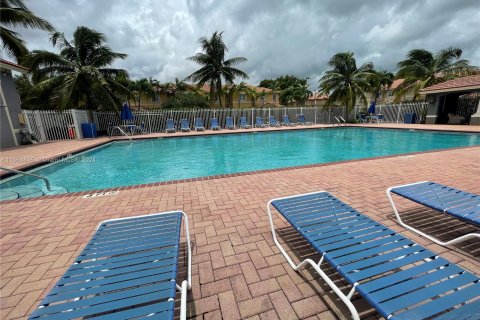 Townhouse in Doral, Florida 4 bedrooms, 140 sq.m. № 1384146 - photo 22