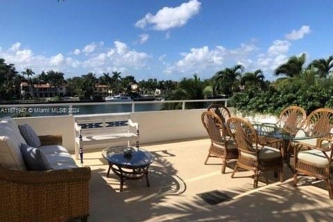 Condo in Miami Beach, Florida, 1 bedroom  № 1393637 - photo 1