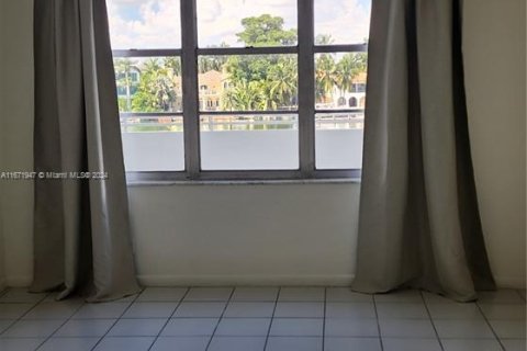 Condo in Miami Beach, Florida, 1 bedroom  № 1393637 - photo 12