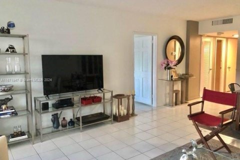 Condo in Miami Beach, Florida, 1 bedroom  № 1393637 - photo 8