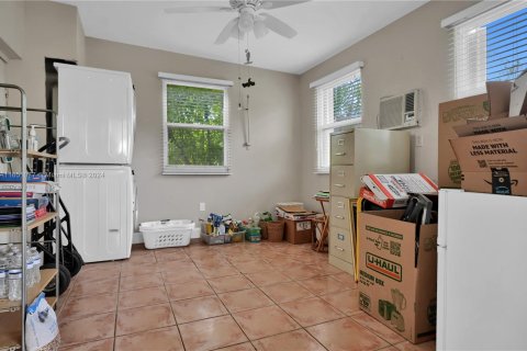 House in Miami, Florida 3 bedrooms, 98.94 sq.m. № 1333106 - photo 11