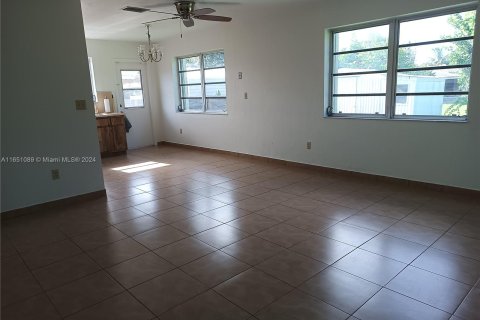 Apartamento en alquiler en Hollywood, Florida, 2 dormitorios, 108.97 m2 № 1333154 - foto 3