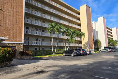 Condo in Hallandale Beach, Florida, 2 bedrooms  № 1378740 - photo 3