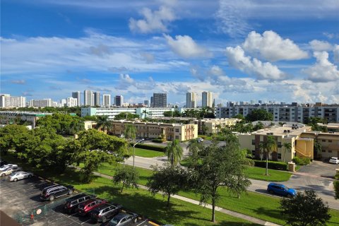 Condo in Hallandale Beach, Florida, 2 bedrooms  № 1378740 - photo 18