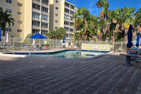 Condo in Hallandale Beach, Florida, 2 bedrooms  № 1378740 - photo 2