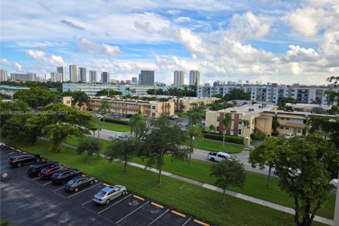 Condo in Hallandale Beach, Florida, 2 bedrooms  № 1378740 - photo 13