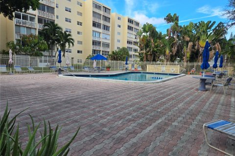 Condo in Hallandale Beach, Florida, 2 bedrooms  № 1378740 - photo 5