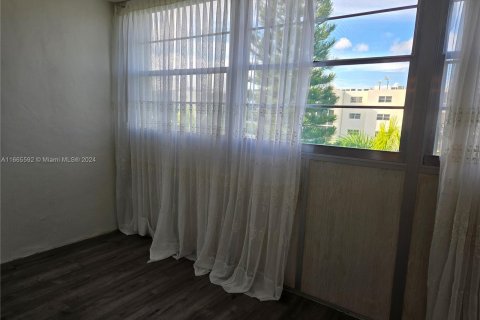 Condo in Hallandale Beach, Florida, 2 bedrooms  № 1378740 - photo 29