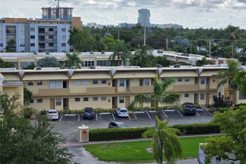 Condo in Hallandale Beach, Florida, 2 bedrooms  № 1378740 - photo 15