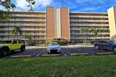 Condo in Hallandale Beach, Florida, 2 bedrooms  № 1378740 - photo 7