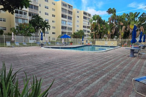 Condo in Hallandale Beach, Florida, 2 bedrooms  № 1378740 - photo 6