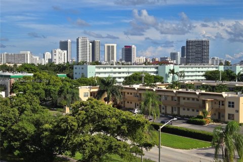 Condo in Hallandale Beach, Florida, 2 bedrooms  № 1378740 - photo 17