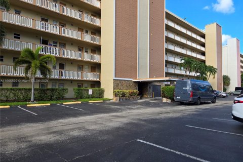 Condo in Hallandale Beach, Florida, 2 bedrooms  № 1378740 - photo 1