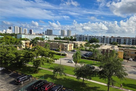 Condo in Hallandale Beach, Florida, 2 bedrooms  № 1378740 - photo 19