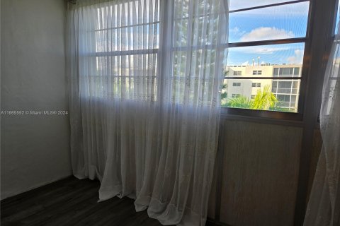 Condo in Hallandale Beach, Florida, 2 bedrooms  № 1378740 - photo 30