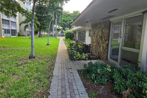 Condo in Hallandale Beach, Florida, 2 bedrooms  № 1378740 - photo 10