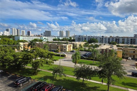 Condo in Hallandale Beach, Florida, 2 bedrooms  № 1378740 - photo 20