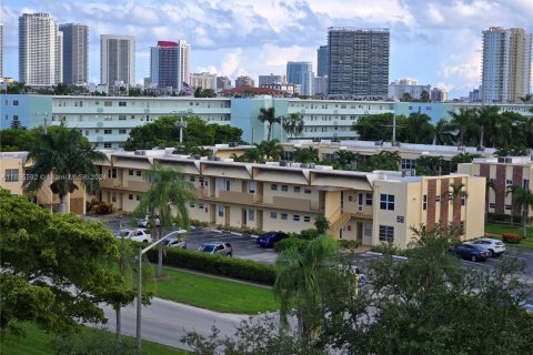 Condo in Hallandale Beach, Florida, 2 bedrooms  № 1378740 - photo 14