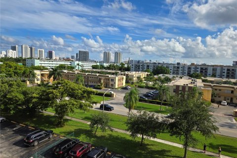 Condo in Hallandale Beach, Florida, 2 bedrooms  № 1378740 - photo 16