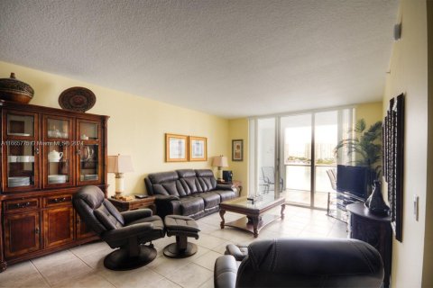 Condo in Sunny Isles Beach, Florida, 2 bedrooms  № 1378784 - photo 11