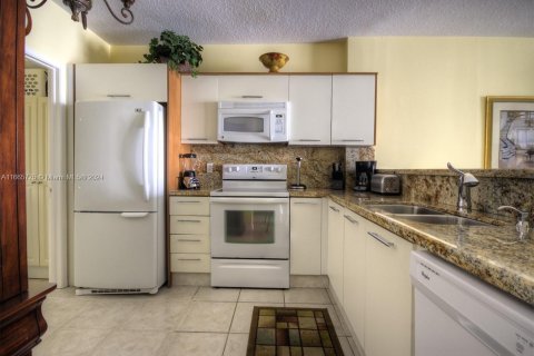 Condo in Sunny Isles Beach, Florida, 2 bedrooms  № 1378784 - photo 21