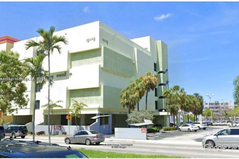 Immobilier commercial à vendre à North Miami Beach, Floride № 873027 - photo 1