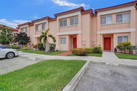 House in Pembroke Pines, Florida 3 bedrooms, 126.44 sq.m. № 1326037 - photo 3