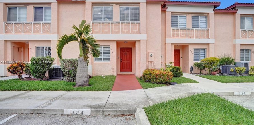 House in Pembroke Pines, Florida 3 bedrooms, 126.44 sq.m. № 1326037