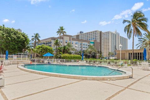 Condo in Pompano Beach, Florida, 1 bedroom  № 1180145 - photo 10