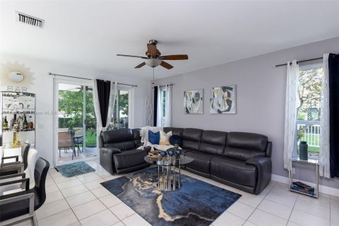 House in Pembroke Pines, Florida 4 bedrooms, 239.5 sq.m. № 1281570 - photo 9