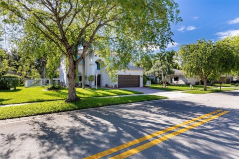 House in Pembroke Pines, Florida 4 bedrooms, 239.5 sq.m. № 1281570 - photo 2