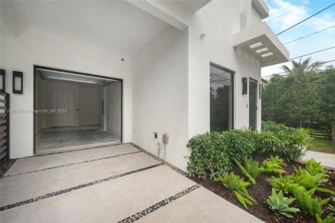 House in Miami, Florida 4 bedrooms № 1281574 - photo 25