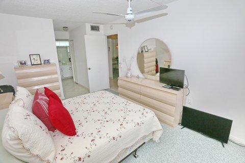 Condo in Tamarac, Florida, 1 bedroom  № 1229283 - photo 11