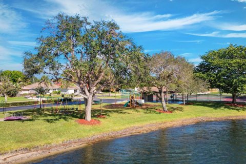 Villa ou maison à vendre à Lake Worth, Floride: 4 chambres, 210.05 m2 № 1229281 - photo 1