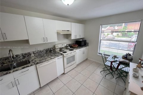Townhouse in Pembroke Pines, Florida 3 bedrooms, 136.75 sq.m. № 1095155 - photo 2